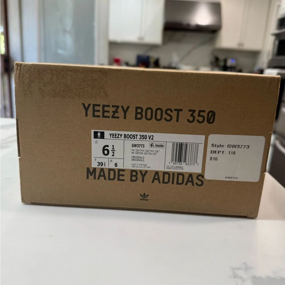 Yeezy Boost 350 V2 - Picture 8 of 9
